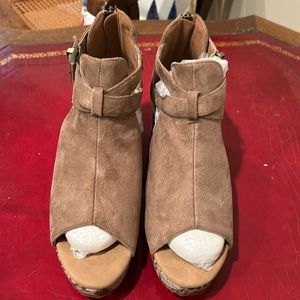 Corkys wedge taupe ankle wedge sandals size 9.